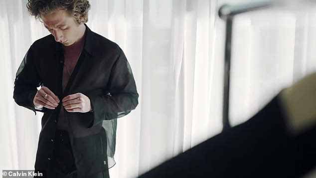 Джереми Аллен Уайт снова вызвал резкое повышение температуры в Calvin Klein