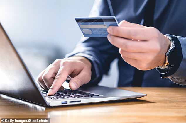 В беседе с DailyMail.com в Нью-Йорке во вторник Энди Коэн поделился более подробной информацией о своем опыте, когда он стал жертвой банковского мошенничества.