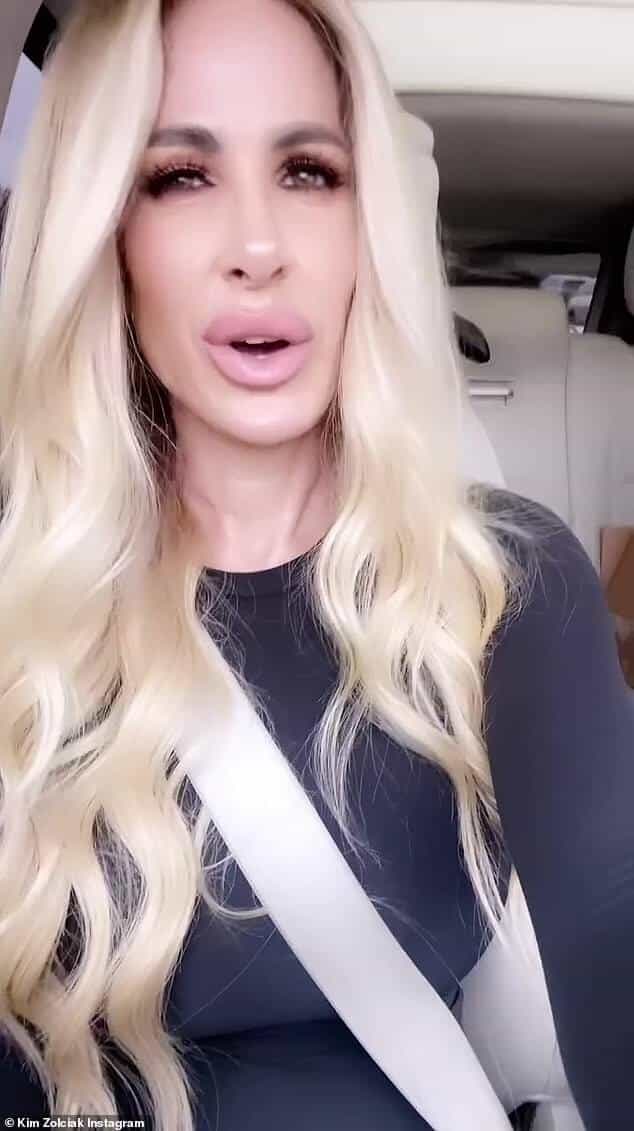 Ким Зольчак в среду зашла в Instagram, чтобы поделиться тремя клипами, в которых она подпевает песням во время поездки.