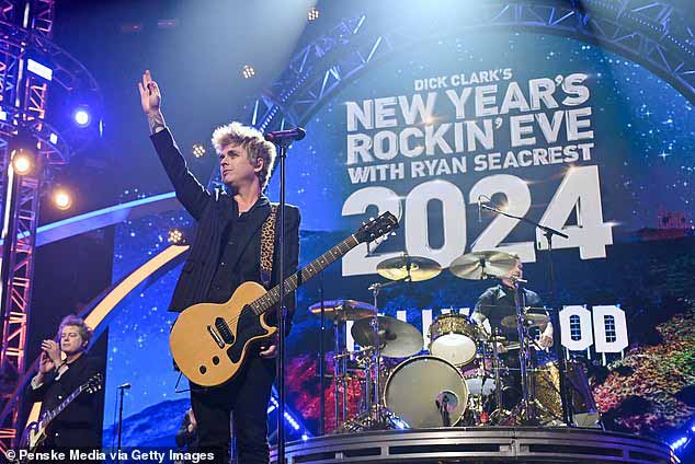 Соучредитель Green Day Майк Дирнт (справа) отреагировал на негативную реакцию по поводу того, что группа изменила текст своего гимна протеста 2004 года American Idiot;  с Тре Кулом и Билли Джо Армстронгом 17 января 2024 года в Нью-Йорке.