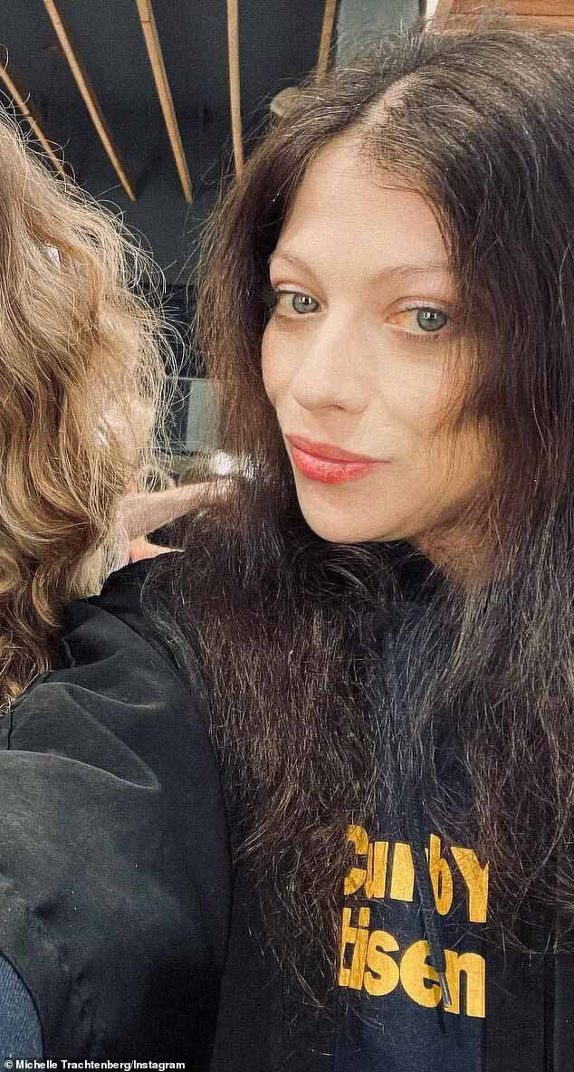 38-летняя бывшая детская звезда, у которой 1,1 миллиона подписчиков в Instagram/Twitter, написала в прошлую пятницу: «Забавный факт.  Это мое лицо.  Не недоедание, нет проблем.  Почему вы должны [to] ненавидеть?  Возьмите календарь'