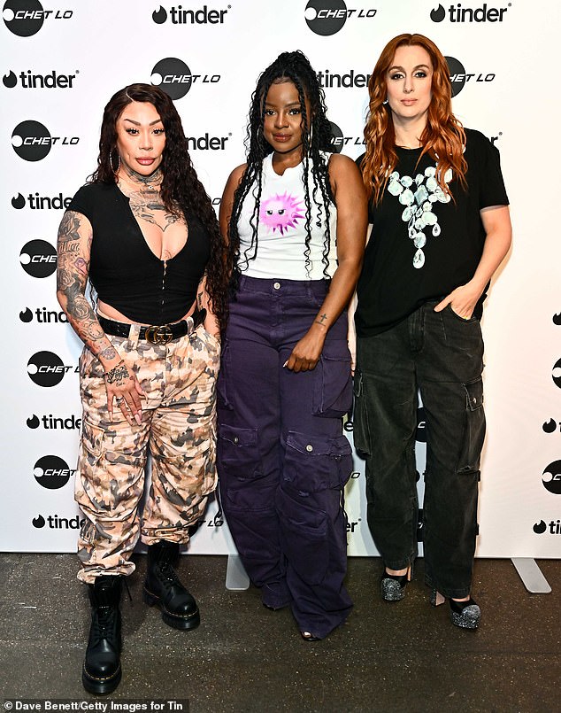 В другом месте певцы Sugababes Мутья Буэна, Кейша Бьюкенен, Шивон Донахи улыбались, позируя на мероприятии, проходившем в Protein Studios.