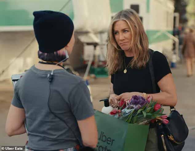 Сюжет забавного рекламного ролика на самом деле начинается с того, что Дженнифер получает от Uber Eats пакет с разными товарами, включая цветы и шампунь, который вручает ассистент продюсера, когда она говорит: «Ну, вы знаете, что они говорят;  чтобы запомнить что-то, нужно забыть что-то другое.  Сделайте небольшую комнату'