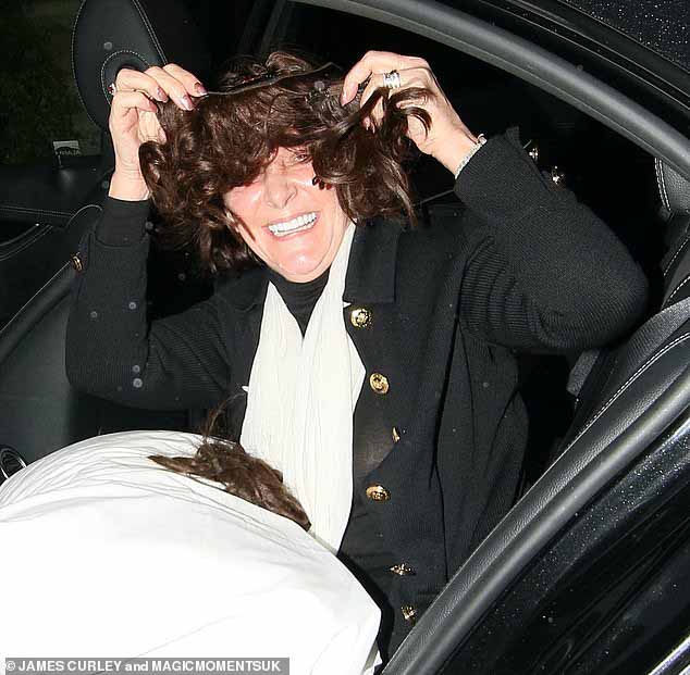 Главный судья шоу, 63 года, потерял несколько наращенных волос во время путешествия, и на ее подушке было видно несколько прядей волос.