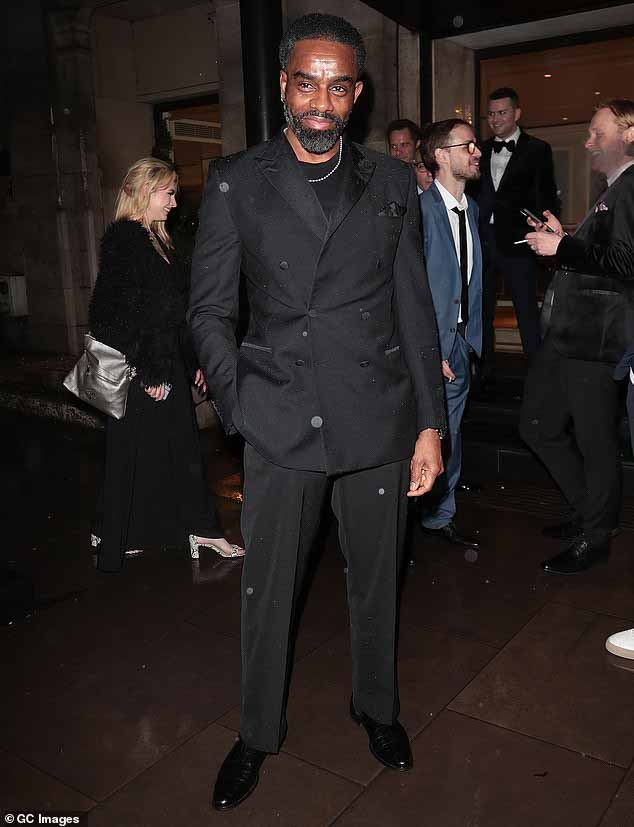 50-летний актер Чарльз Венн, снявшийся в фильмах EastEnders и Casualty, выглядел потрясающе в темно-сером двубортном костюме.