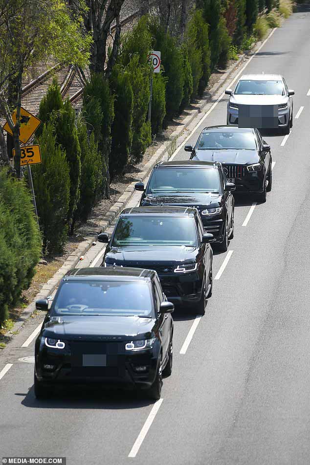Было замечено, что колонна автомобилей доставляла Тейлор на стадион всего за несколько часов до выступления для подготовки к ее саундчеку.