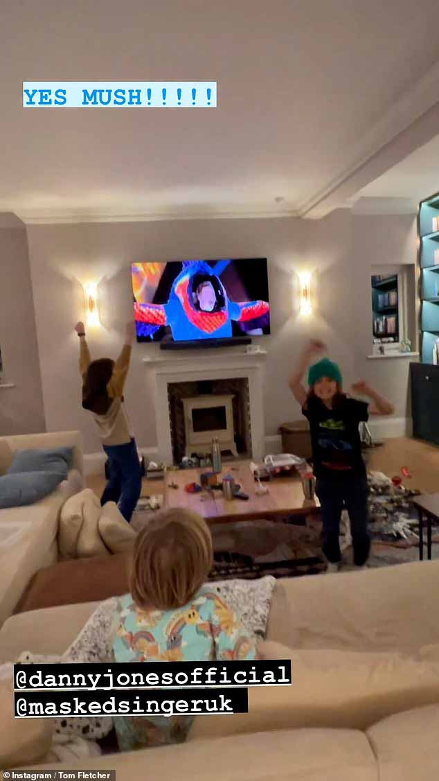 Коллега Дэнни по группе McFly Том Флетчер также поделился своей реакцией на большое открытие, наблюдая за этим из дома со своими тремя сыновьями: Баззом, девяти лет, Бадди, восемь лет, и Максом, пять лет.
