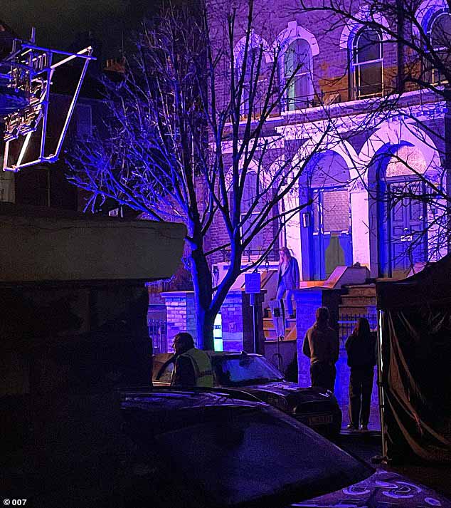 В другом кадре можно увидеть загадочную женщину, выходящую из дома Бенедикта.