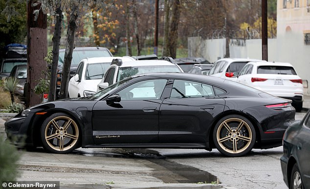 Брэда видели запрыгивающим в свой черный Porsche Taycan Turbo S и уезжающим.
