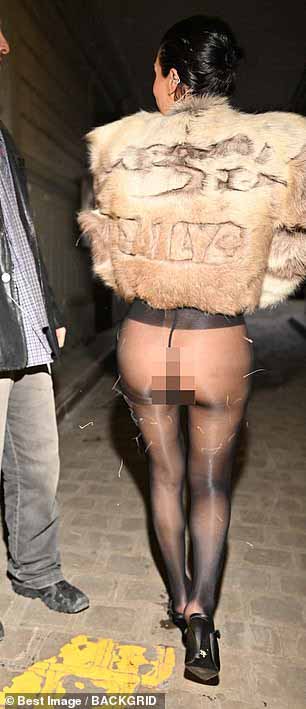 29-летняя архитектор Yeezy не пыталась скрыть свою обнаженную задницу или открытые интимные места, когда вылезла из внедорожника и пошла по общественному тротуару.