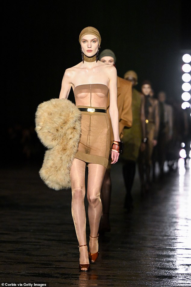 Дизайнер Saint Laurent Энтони Ваккарелло урезал силуэты бренда на зиму, плотно завернув моделей в прозрачные шелковые платья приглушенных цветов для показа на подиуме во вторник.