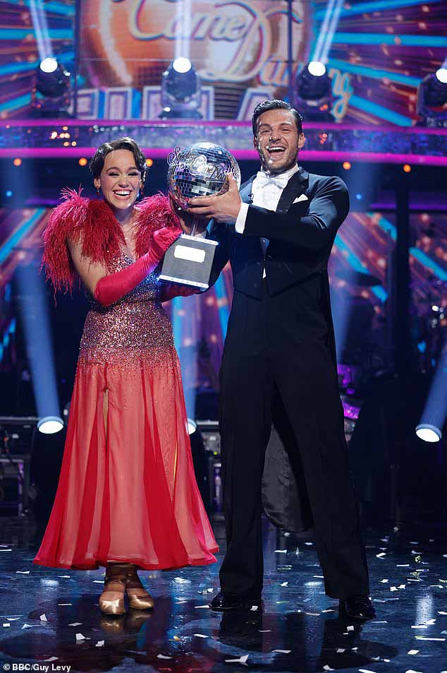 Элли Лич дразнила возвращение на Coronation Street после завершения живого тура Strictly Come Dancing (на фото на The One Show в пятницу).
