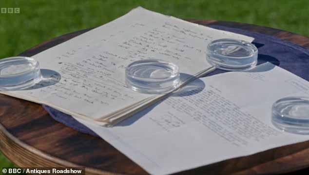 Гость Antiques Roadshow (слева) был в шоке, когда ему сообщили стоимость сценария «Папинной армии», который он получил во время работы на BBC.
