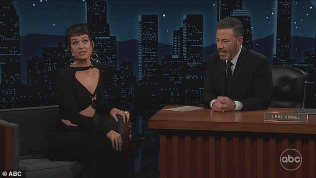 Кэти объявила, что покинула American Idol во время выступления на Jimmy Kimmel Live, через восемь месяцев после того, как инсайдеры эксклюзивно сообщили DailyMail.com, что продюсеры «бросили ее под автобус».