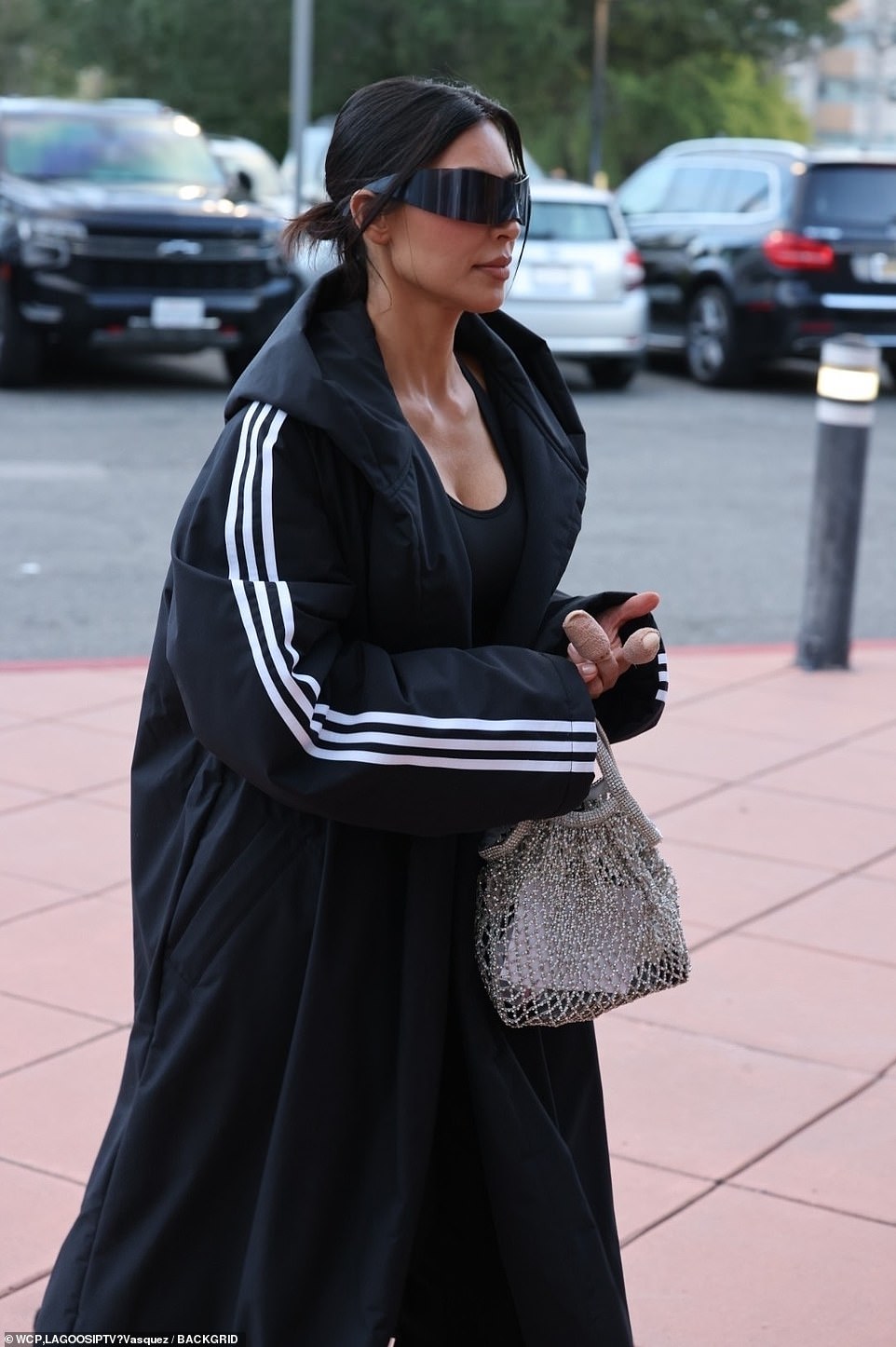 К этому образу она добавила тренч Balenciaga x Adidas за 5000 долларов.