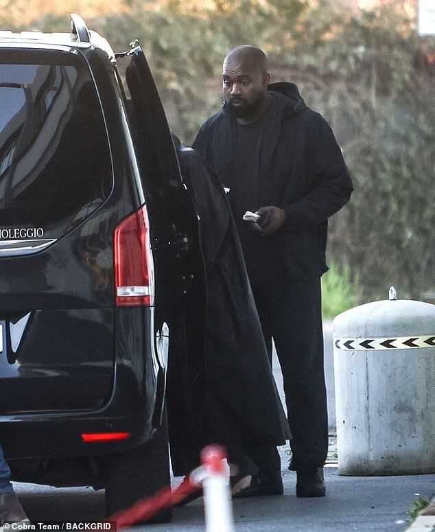 Apple Music быстро удалила альбом Kanye West Vultures 1 всего через пять дней после его дебюта на платформе в четверг;  Канье на фото в Италии в среду
