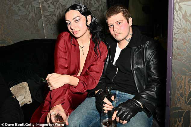 Хитмейкер Von Dutch был замечен наслаждающимся напитком с Юнгом Лином на звездной вечеринке.