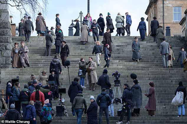 Люди снимают сцену приквела «Чужестранки» на лестнице Парк-Гарден в Глазго.