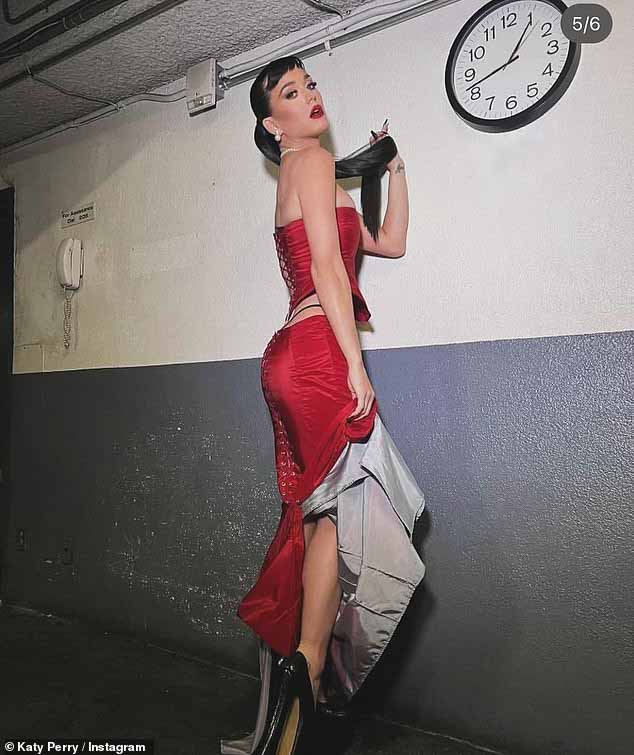 39-летняя создательница фейерверков зашла в Instagram после звездного вечера, чтобы продемонстрировать свой ансамбль, который мало что оставил для воображения.