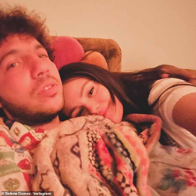 «Я люблю тебя @itsbennyblanco», — добавила Гомес с смайликом в виде торта.  На одном снимке пара была замечена уютно расположившейся на диване.