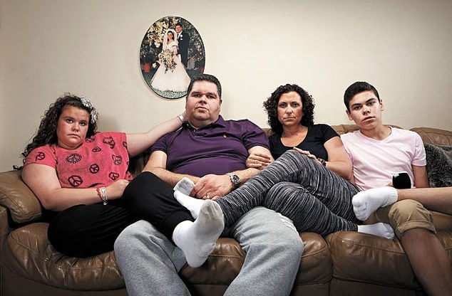 Джош (справа) время от времени появлялся в Gogglebox на Channel 4 со своей матерью Никки, отцом Джонатаном и сестрой Эми (слева), которые были актерами с момента дебюта шоу в 2013 году до 11 серии в 2018 году.