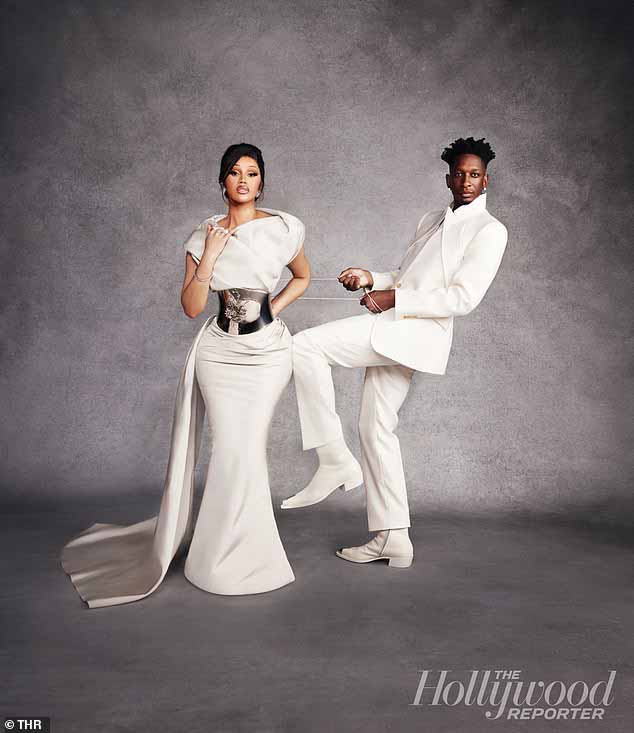 Карди Би и ее стилист Коллин Картер вместе работали для Met Ball 2023, который состоял из четырех образов, одним из которых было стеганое кожаное платье Chenpeng.