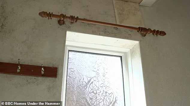 47-летний Мартел посещал недвижимость в Брэдфорде, Западный Йоркшир, где, к моему ужасу, многие стены были разрушены ужасным веществом, а также дыры в крыше и трещины в стенах.
