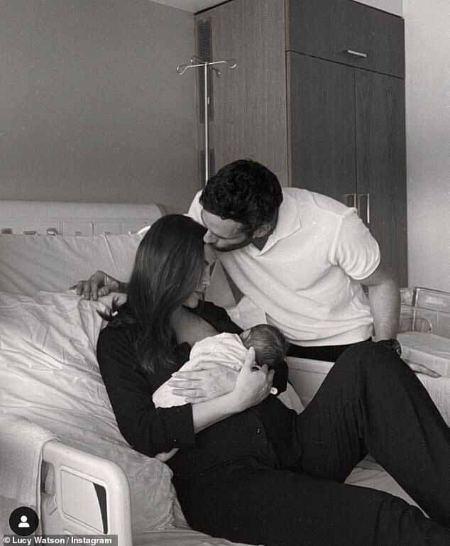 Люси подписала трогательный пост в Instagram: «Он здесь». [heart emoji] 2/3/24'