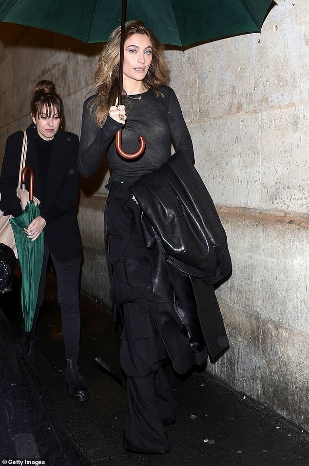 Пэрис Джексон была замечена на показе женской одежды Ann Demeulemeester осень-зима 2024-25 в Париже, Франция, в субботу.