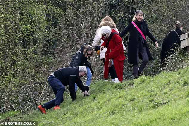 Муж Сары Джессики Паркер Мэтью Бродерик был замечен падающим, когда они наслаждались прогулкой по грязи в лондонском Хэмпстед-Хит в субботу.