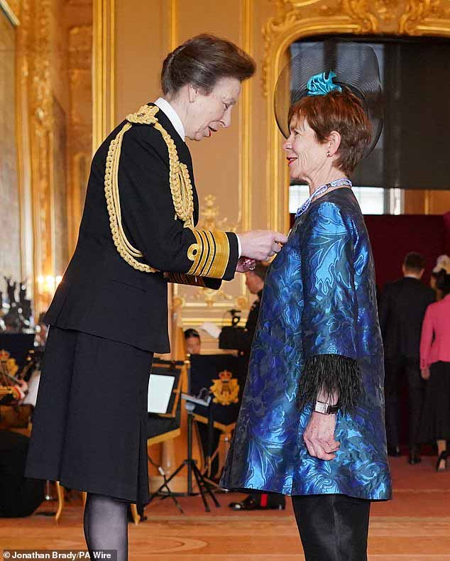 Звезда выглядела стильно, получив звание CBE за заслуги перед драмой, выбрав королевское синее мини-платье с цветочным узором и черными манжетами с перьями на рукавах.