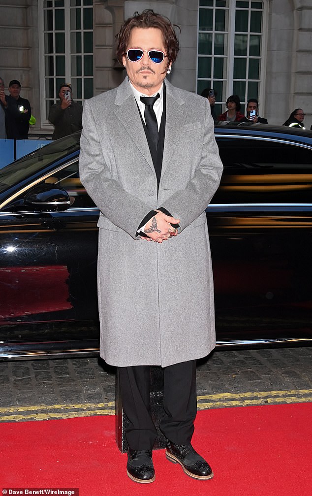 60-летний актер играет короля Людовика XV в драме этого периода вместе с актрисой/писателем/режиссером Майвенн в фильме, который выйдет в кинотеатрах 2 мая.