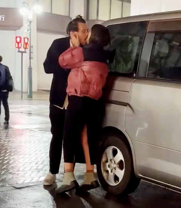 Еще в марте ее видели страстно целующей Гарри Стайлса на улицах Токио.