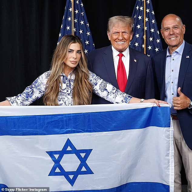 Фликер не скрывает своей поддержки Дональда Трампа, а изображение ее профиля в Instagram (на фото) показывает ее с бывшим президентом и ее мужем Майклом Кампанеллой, держащими израильский флаг.