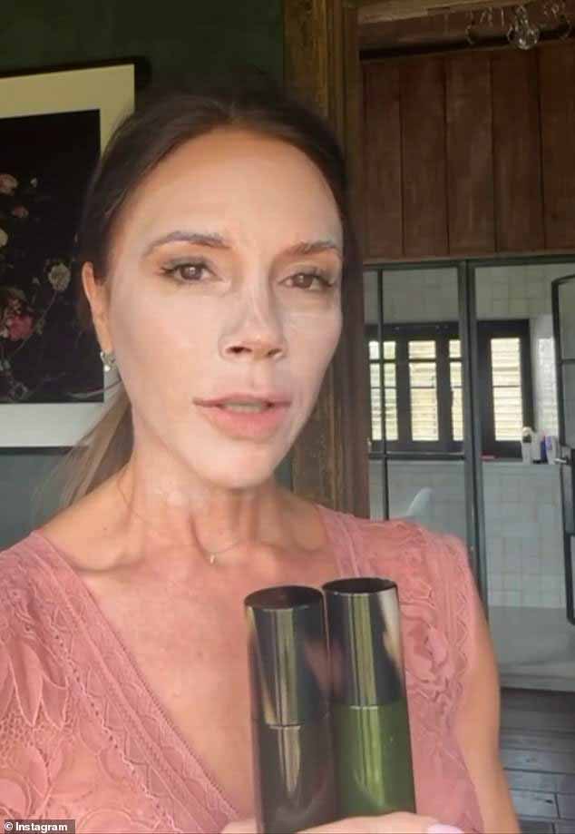 Виктория сказала, что с годами ее распорядок дня стал «проще», и рассказала о четырех продуктах из своего ассортимента, которыми она пользуется, включая очищающий дуэт (на фото) по цене 100 фунтов стерлингов.