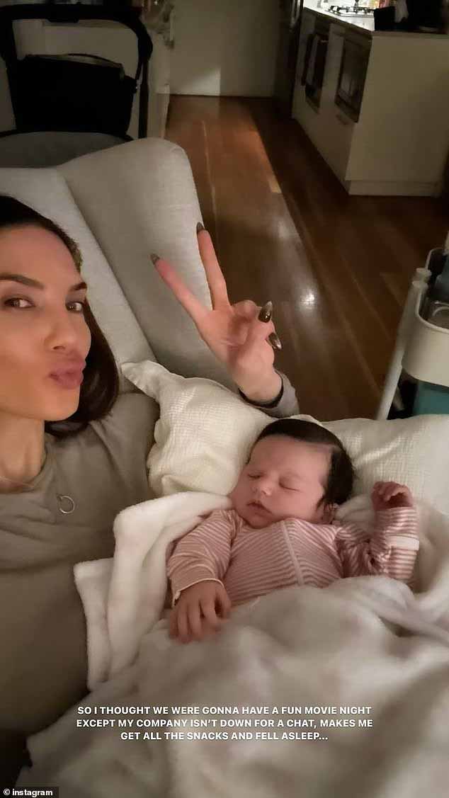 Бывшая жена Джоно Эми Кастано, 31 год, вмешалась, чтобы протянуть руку помощи с обязанностями по присмотру за детьми.