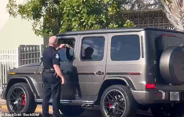 Супермодель поговорила с полицией во время остановки движения