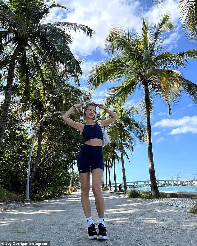 На снимках, опубликованных в ее Instagram, модель Sports Illustrated демонстрирует стройную фигуру.