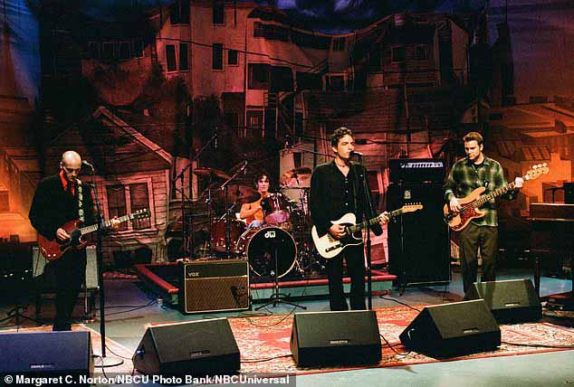 Бывший гитарист The Wallflowers Майкл Уорд скончался в возрасте 57 лет в понедельник вечером (на фото 27 января).