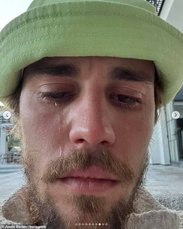 Среди снимков были снимки его неожиданного выступления на фестивале Coachella, где он выступал во время выступления Темса (на фото).