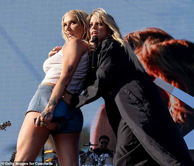 Исполняя свою песню Tik Tok на Coachella в воскресенье, 37-летняя Кеша изменила текст с «Просыпайся утром, чувствуя себя как Пи Дидди» на «Просыпайся утром, как чертов Пи Дидди». ' и перевернул птицу
