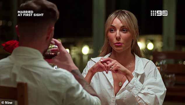 Мадлен Максвелл не появилась на вечеринке по случаю воссоединения Married At First Sight в воскресенье.  На фото с мужем Эшем Галати.