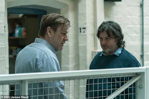 Шон Бин (слева) и Брайан Маккарди (справа) в популярной тюремной драме BBC «Время»