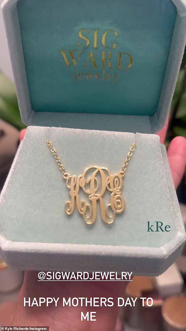 Золотое ожерелье Кайла от Sigward Jewlery содержало инициалы ее полного имени Кайл Иган Ричардс.