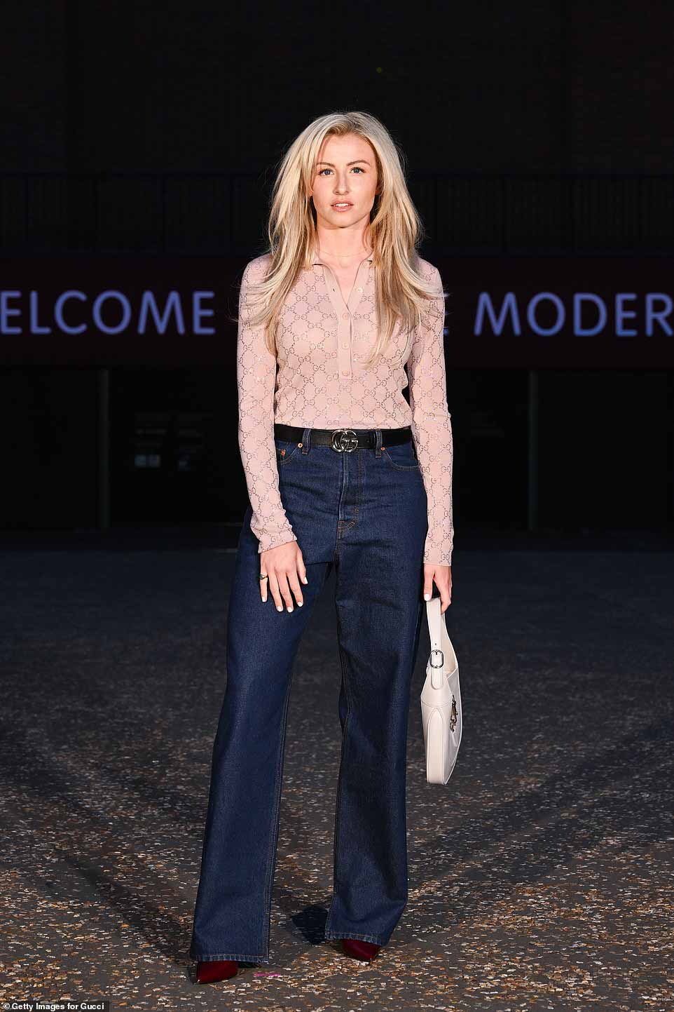 Футболистка Лия Уильямсон прибыла на показ мод Gucci Cruise 2025 в галерее Tate Modern.