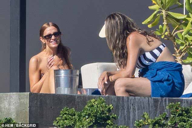 Симпсон, сотрудничающий с Nobu Hotel Los Cabos, окунулся в прибрежном джакузи вместе со своей подругой, одетой в козырек в стиле ретро и верх бикини в черно-белую полоску.