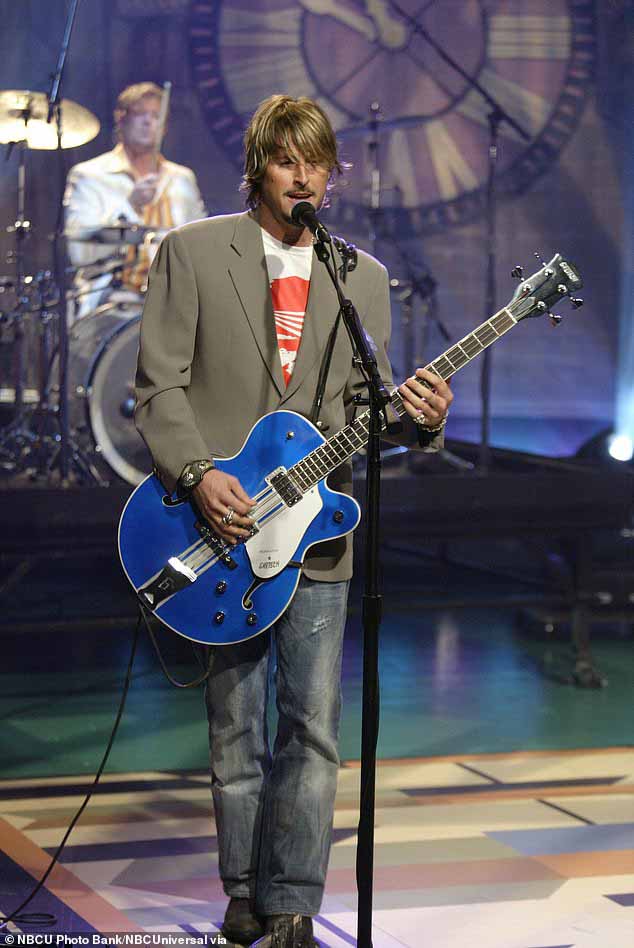 Колин выступает с Train на The Tonight Show с Джеем Лено в 2003 году.
