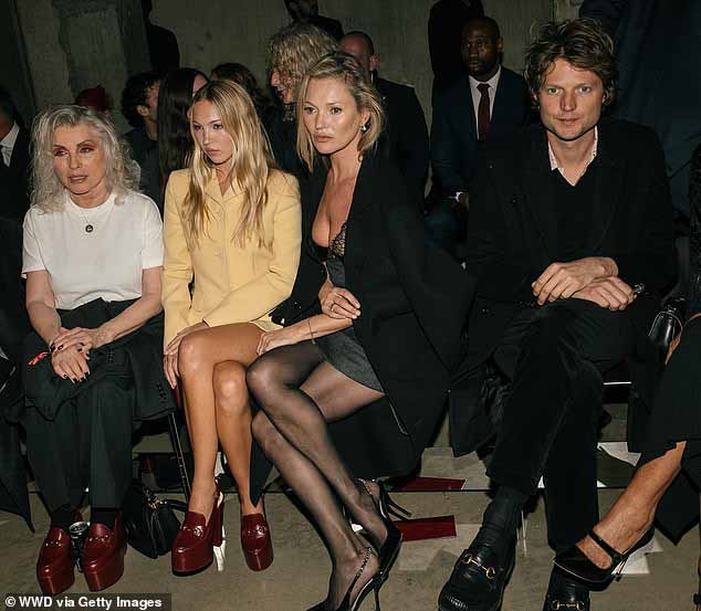Деми Мур была замечена покидающей показ мод Gucci Cruise 2025 вместе с давним бойфрендом Кейт Мосс графом Николаем фон Бисмарком в понедельник.
