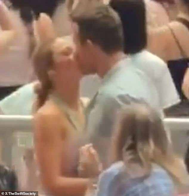 Блейк Лайвли и ее муж Райан Рейнольдс не могли оторваться друг от друга, когда в среду посетили шоу своей подруги Тейлор Свифт Eras Tour в Испании.
