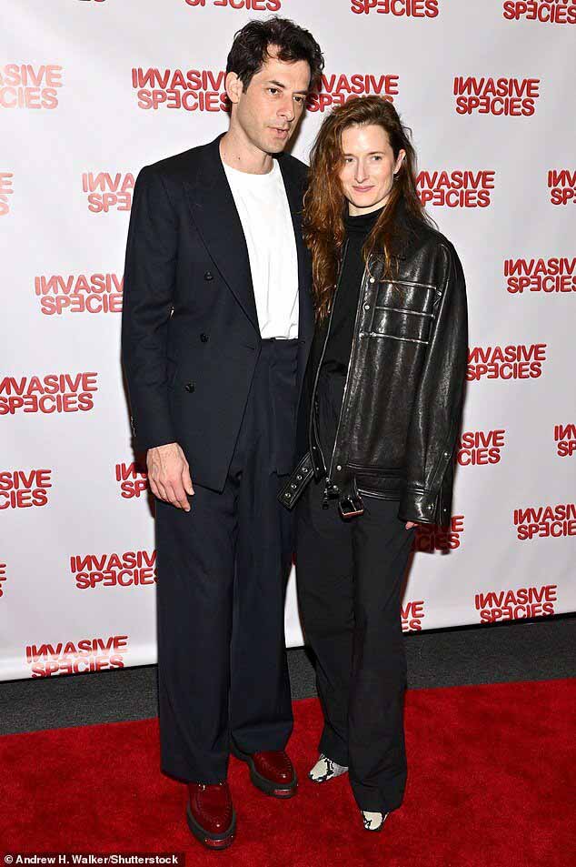 48-летний мега-музыкальный продюсер и 37-летний ветеран «Американской истории ужасов» позировали вместе на красной дорожке ограниченного выступления Off-Broadway в театре Димсон на винограднике.